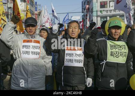 Am 11. Dezember 2005 versammelten sich die Teilnehmer am Bahnhof in Pyeongtaek, Südkorea, gegen den Einwand zum Bau einer neuen US-Militärbasis. Camp Humphreys ist eine Garnison der US-Armee in der Nähe der Metropolregionen Anjeong-ri und Pyeongtaek in Südkorea. Im Camp Humphreys befindet sich das Desiderio Army Airfield, der verkehrsreichste Flugplatz der US-Armee in Asien, mit einer 8.124 Meter großen Start- und Landebahn. Neben dem Flugplatz befinden sich dort mehrere direkte Unterstützung, Transport und taktische Einheiten der US-Armee, darunter die Combat Aviation Brigade, 2. Infantry Division. Die Garnison hat ein Gebiet Stockfoto