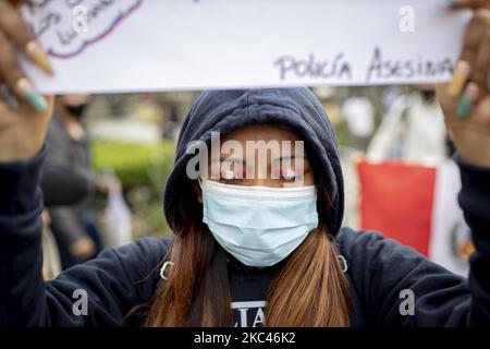 Am 17. November 2020 versammeln sich Menschen auf der Plaza de Armas in Santiago del Chile, um gegen die politische Krise und die Gewalt in Peru zu protestieren. (Foto von Felsnadel Vargas Figueroa/NurPhoto) Stockfoto