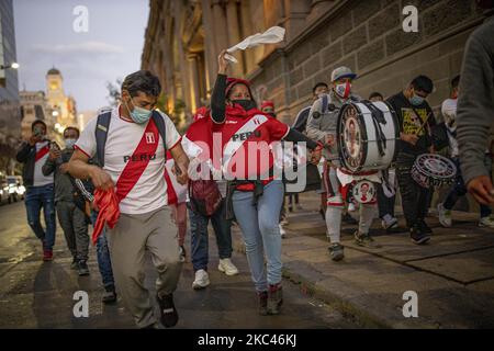 Am 17. November 2020 versammeln sich Menschen auf der Plaza de Armas in Santiago del Chile, um gegen die politische Krise und die Gewalt in Peru zu protestieren. (Foto von Felsnadel Vargas Figueroa/NurPhoto) Stockfoto