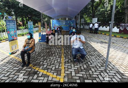 Freiwillige im Gesundheitsbereich nehmen am 18. November 2020 an einer Coronavirus COVID-19 Impfsimulation in Bogor, West-Java, Indonesien, Teil. (Foto von Adriana Adie/NurPhoto) Stockfoto