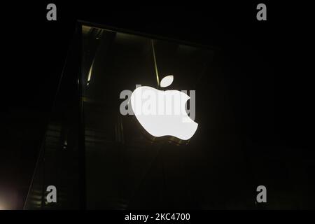 Das Apple-Logo ist nachts im Apple Store in der Nähe der Piazza Duomo in Mailand während der Sperrzeit aufgrund des Coronavirus-Notfalls in Italien am 17 2020. november zu sehen. Der italienische Premierminister Giuseppe Conte hat eine landesweite Ausgangssperre erlassen, und die am stärksten von Coronavirus betroffenen Regionen Italiens sind am 6. November in eine neue Sperre eingetreten. Bewohner der Regionen der roten Zone: Kalabrien, Lombardei, Piemont und Aostatal dürfen nur für wichtige Aktivitäten ihr Zuhause verlassen. (Foto von Mairo Cinquetti/NurPhoto) Stockfoto