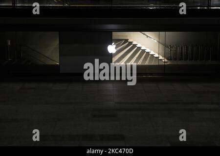 Das Apple-Logo ist nachts im Apple Store in der Nähe der Piazza Duomo in Mailand während der Sperrzeit aufgrund des Coronavirus-Notfalls in Italien am 17 2020. november zu sehen. Der italienische Premierminister Giuseppe Conte hat eine landesweite Ausgangssperre erlassen, und die am stärksten von Coronavirus betroffenen Regionen Italiens sind am 6. November in eine neue Sperre eingetreten. Bewohner der Regionen der roten Zone: Kalabrien, Lombardei, Piemont und Aostatal dürfen nur für wichtige Aktivitäten ihr Zuhause verlassen. (Foto von Mairo Cinquetti/NurPhoto) Stockfoto