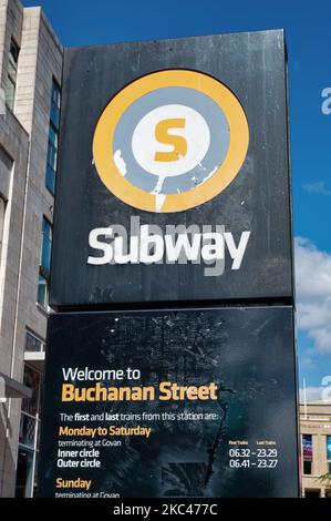 Glasgow, Großbritannien - 10. September 2022: Das Schild für die U-Bahn an der Buchanan Street in der Innenstadt von Glasgow, Schottland Stockfoto