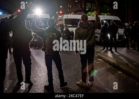 Am 17. November 2020 nehmen Menschen an einer Demonstration gegen das globale Sicherheitsgesetz in Paris, Frankreich, Teil. (Foto von Fabien Pallueau/NurPhoto) Stockfoto