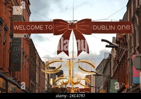 Eine allgemeine Ansicht der Dubliner Henry Street, die für die Weihnachtszeit dekoriert ist. Am Mittwoch, den 18. November 2020, in Dublin, Irland. (Foto von Artur Widak/NurPhoto) Stockfoto