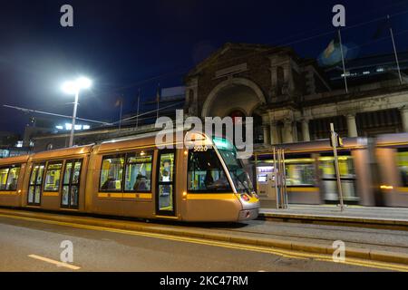 Blick auf den Bahnhof Harcourt LUAS im Stadtzentrum von Dublin. Am Mittwoch, den 18. November 2020, in Dublin, Irland. (Foto von Artur Widak/NurPhoto) Stockfoto