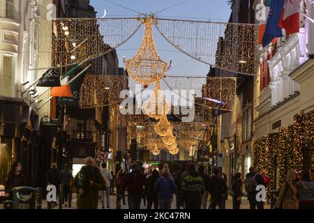 Ein allgemeiner Blick auf die Grafton Street im Stadtzentrum von Dublin, der mit Weihnachtslichtern geschmückt ist. Am Mittwoch, den 18. November 2020, in Dublin, Irland. (Foto von Artur Widak/NurPhoto) Stockfoto