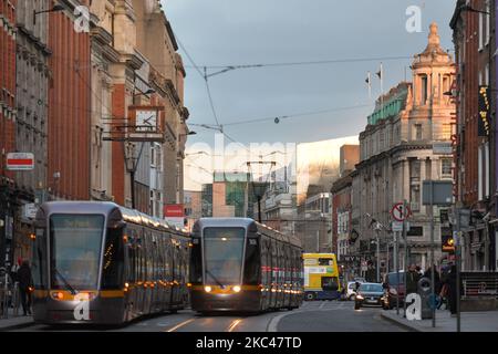 Ein allgemeiner Blick auf die Middle Abbey Street im Stadtzentrum von Dublin bei bewölktem Wetter. Am Mittwoch, den 18. November 2020, in Dublin, Irland. (Foto von Artur Widak/NurPhoto) Stockfoto