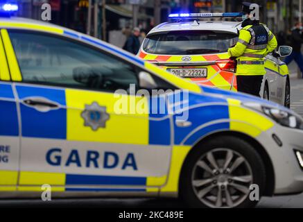 Der Kontrollpunkt Garda (Irish Police) in der Nähe des General Post Office in der O'Connell Street im Stadtzentrum von Dublin. Die Operation Fanacht (von der irischen 'Schauung') wurde am 22.. Oktober in ganz Irland nach der Einführung von Level-5-Sperrbeschränkungen wieder aufgenommen. Es umfasste 132 Kontrollpunkte, die täglich auf vielen Hauptrouten, Parks, Naturgebieten und öffentlichen Einrichtungen montiert wurden, sowie Hunderte von rollenden Kontrollpunkten auf Sekundärrouten und in Städten und Dörfern, sowie über 2.500 gardaí im Einsatz, wobei der Hauptfokus auf Kontrollpunkten und einer hohen Sichtbarkeitspatrouille lag. Am Donnerstag, den 19. November 2020, in Dublin, Irlands Stockfoto