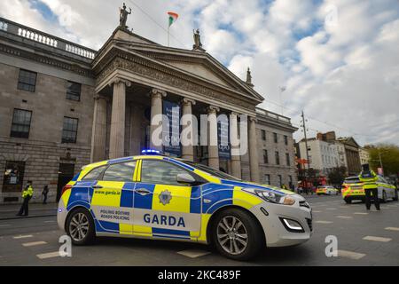 Der Kontrollpunkt Garda (Irish Police) in der Nähe des General Post Office in der O'Connell Street im Stadtzentrum von Dublin. Die Operation Fanacht (von der irischen 'Schauung') wurde am 22.. Oktober in ganz Irland nach der Einführung von Level-5-Sperrbeschränkungen wieder aufgenommen. Es umfasste 132 Kontrollpunkte, die täglich auf vielen Hauptrouten, Parks, Naturgebieten und öffentlichen Einrichtungen montiert wurden, sowie Hunderte von rollenden Kontrollpunkten auf Sekundärrouten und in Städten und Dörfern, sowie über 2.500 gardaí im Einsatz, wobei der Hauptfokus auf Kontrollpunkten und einer hohen Sichtbarkeitspatrouille lag. Am Donnerstag, den 19. November 2020, in Dublin, Irlands Stockfoto