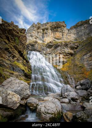 Spektakulärer Blick auf den Wasserfall Cola de Caballo im Nationalpark Ordesa y Monte Perdido in Huesca, Aragon, Spanien Stockfoto