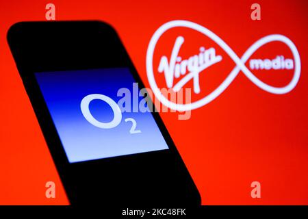 Das O2-Logo wird auf einem Telefonbildschirm angezeigt und das Virgin Media-Logo auf dem Hintergrund dieses am 19. November 2020 in Polen aufgenommene Illustrationsfotos. (Foto von Jakub Porzycki/NurPhoto) Stockfoto