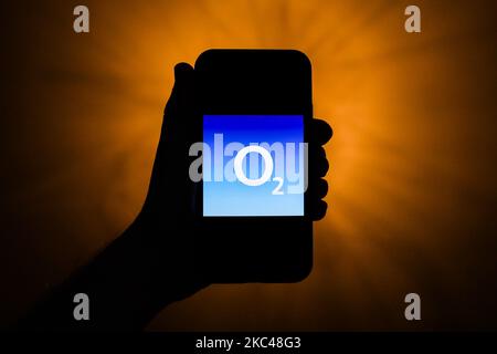 Das O2-Logo ist auf einem Telefonbildschirm zu sehen, auf diesem Bild, das am 19. November 2020 in Polen aufgenommen wurde. (Foto von Jakub Porzycki/NurPhoto) Stockfoto