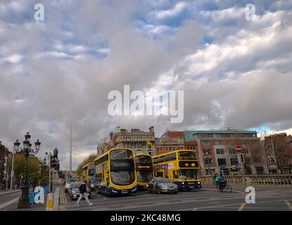 Ein allgemeiner Blick auf den geschäftigen Verkehr auf der O'Connell Bridge im Stadtzentrum von Dublin. Am Donnerstag, den 19. November 2020, in Dublin, Irland. (Foto von Artur Widak/NurPhoto) Stockfoto