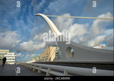 Eine allgemeine Sicht auf Dublins Samuel Beckett Bridge. Am Donnerstag, den 19. November 2020, in Dublin, Irland. (Foto von Artur Widak/NurPhoto) Stockfoto
