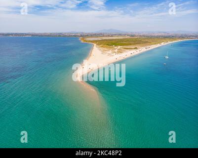 Luftaufnahme der exotischen Potamos - Epanomi Beach Sandbank in der Nähe der Stadt Thessaloniki von einer Drohne während der Pandemie des Coronavirus Covid-19 mit sozialen Distanzierungsmaßnahmen. Ein paar Sonnenschirme und Menschen werden gesehen, wie sie sich am Strand mit dem kristallklaren Wasser der Ägäis und des Mittelmeers entspannen. Der Epanomi Strand liegt in der Nähe der Stadt und des Flughafens, der für den tropischen Sandstrand, die Dünen, das Schiffswrack, die Sandbank und die Strandbars bekannt ist. Die Zahl der Touristen und Besucher in Griechenland und weltweit sank während der Pandemie-Ära, was die Tourismusbranche traf. E Stockfoto