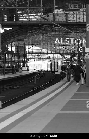 Eine vertikale Aufnahme eines Regionalzuges, DER DEN Berliner Hauptbahnhof in Berlin wieder erreicht Stockfoto