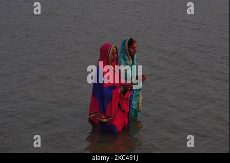 Hinduistische Anhänger beten anlässlich des Chhath-Puja-Festivals am Ufer des Ganges in Allahabad am 20,2020. November an die Sonne. (Foto von Ritesh Shukla/NurPhoto) Stockfoto