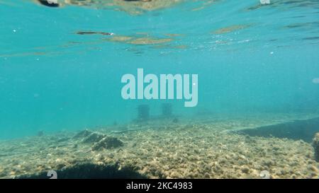 Unterwasseraufnahmen in der Ägäis des alten rostigen Schiffswracks in flachem Wasser mit Fischwildtieren am Potamos Epanomi Strand in der Nähe von Thessaloniki in Griechenland. Das Wrack liegt in der Nähe des Sandstrands und ist ein Denkmal für die Gegend, ein Wahrzeichen für Einheimische und Touristen, die Menschen dazu anlocken, darüber zu schwimmen, zu schnorcheln, zu tauchen oder sich am Strand mit dem kristallklaren Wasser des Meeres zu amüsieren. 10. Oktober 2020 (Foto von Nicolas Economou/NurPhoto) Stockfoto