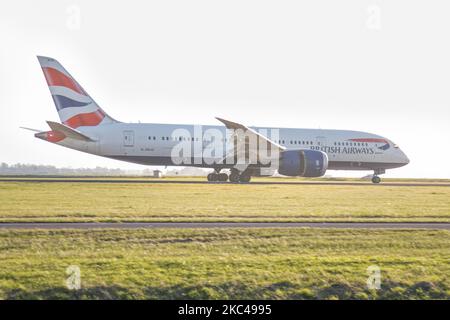 British Airways Boeing 787-8 Dreamliner Passagierflugzeuge, wie sie beim letzten Anflug, bei der Landung und beim Rollieren im Amsterdam Schiphol AMS EHAM International Airport in den Niederlanden auf der Start- und Landebahn Polderbaan gesehen wurden. Das moderne Großkarosserie-Flugzeug von BA hat die Registrierung G-ZBJG und wird von 2x RR Rolls Royce Düsenmotoren angetrieben. British Airways ist die Flaggengesellschaft des Vereinigten Königreichs, die London Heathrow in England mit der niederländischen Stadt Amsterdam verbindet. BAW Speedbird gehört zur IAG International Airlines Group und ist Mitglied der oneworld-Luftfahrtallianz. Der Weltreisende Stockfoto