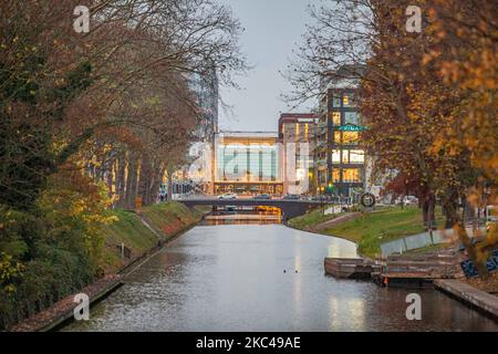 Der Kanal mit Bäumen daneben mit braunen und orangen Herbstfarben. Tägliches Leben in Utrecht, der viertgrößten niederländischen Stadt mit der antiken Stadt im Zentrum und der größten Universität der Niederlande. Im Stadtzentrum in der Nähe der Kanäle kann man zu Fuß oder mit dem Fahrrad spazieren gehen. 14. November 2020 (Foto von Nicolas Economou/NurPhoto) Stockfoto