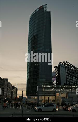 Eine vertikale Aufnahme des Bahntowers in Berlin Stockfoto