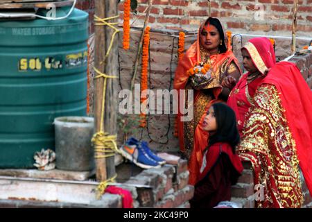 Eine hinduistische Frau, die Rituale durchführt und den sonnengott an einem künstlichen Teich anbetet, der auf der Straße oder auf dem Dach während des Chhath Puja Festivals in Neu Delhi am 20. November 2020 geschaffen wurde. Die Regierung von Delhi hat Gemeindefeiern von Chhath Puja an Flussufern, Ghats und Tempeln unter einer zunehmenden Anzahl von COVID-19-Fällen verboten. (Foto von Mayank Makhija/NurPhoto) Stockfoto