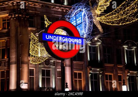 Die Neonschilder der Londoner U-Bahn am U-Bahnhof Oxford Circus wurden durch Sony PlayStation Symbols ersetzt, um die Veröffentlichung der neuen Sony PlayStation 5 am 19.. November 2020 zu feiern. London, Großbritannien (Foto von Robin Pope/NurPhoto) Stockfoto