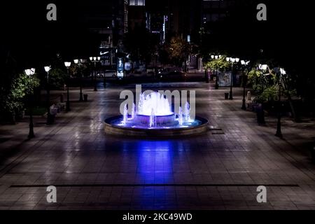 Syntagma-Platz bei Nacht in Athen, Griechenland am 20. November 2020 während der zweiten COVID-19-Sperre in Griechenland. (Foto von Nikolas Kokovlis/NurPhoto) Stockfoto