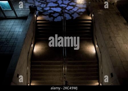 Syntagma-Platz bei Nacht in Athen, Griechenland am 20. November 2020 während der zweiten COVID-19-Sperre in Griechenland. (Foto von Nikolas Kokovlis/NurPhoto) Stockfoto