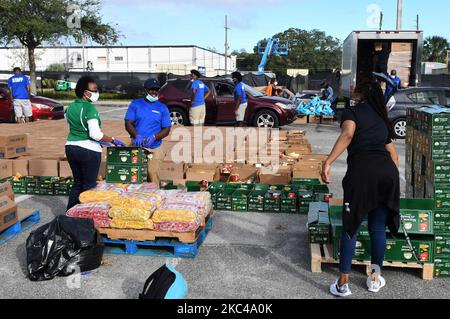 Freiwillige verteilen am 20. November 2020 in Orlando, Florida, an die bedürftigen Menschen, die von der Second Harvest Food Bank in Zentral-Florida und der Stadt Orlando gespendet wurden. Mit dem Anflug von Thanksgiving benötigen Tausende von Familien in der Umgebung von Orlando aufgrund massiver Entlassungen in lokalen Themenparks und der Tourismusindustrie Nahrungsmittelhilfe. (Foto von Paul Hennessy/NurPhoto) Stockfoto