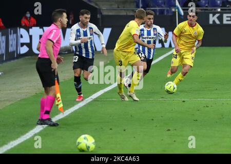 Zwei grüne Kugeln während des Spiels zwischen RCD Espanyol und dem FC Girona, entsprechend der 13. Woche der Liga Smartbank, die am 20.. November 2020 im RCDE-Stadion in Barcelona, Spanien, gespielt wurde. -- (Foto von Urbanandsport/NurPhoto) Stockfoto