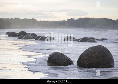 Moeraki-Felsbrocken werden am Koekohe Beach in Moeraki, New, gesehen ZealandÂ onÂ 21. November 2020.Â nach Angaben von Wissenschaftlern begann die Moeraki-Felsbrocken-Formation vor etwa 60 Millionen Jahren. Â (Foto: Sanka Vidanagama/NurPhoto) Stockfoto