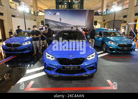 Ein Überblick über eine Veranstaltung von BMW Indonesia in Jakarta, Indonesien, am 20. November 2020. BMW Indonesien veranstaltete eine Ausstellung und stellte drei neue Fahrzeuge aus der BMW M-Serie vor. (Foto von Dasril Roszandi/NurPhoto) Stockfoto