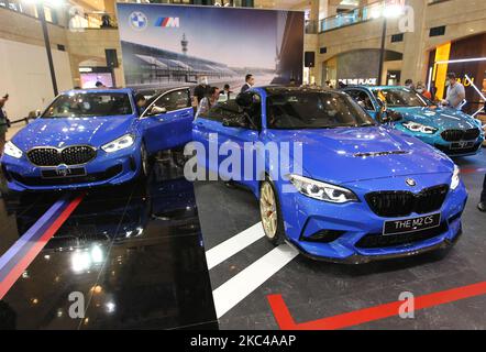 Ein Überblick über eine Veranstaltung von BMW Indonesia in Jakarta, Indonesien, am 20. November 2020. BMW Indonesien veranstaltete eine Ausstellung und stellte drei neue Fahrzeuge aus der BMW M-Serie vor. (Foto von Dasril Roszandi/NurPhoto) Stockfoto