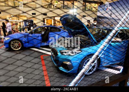 Ein Überblick über eine Veranstaltung von BMW Indonesia in Jakarta, Indonesien, am 20. November 2020. BMW Indonesien veranstaltete eine Ausstellung und stellte drei neue Fahrzeuge aus der BMW M-Serie vor. (Foto von Dasril Roszandi/NurPhoto) Stockfoto