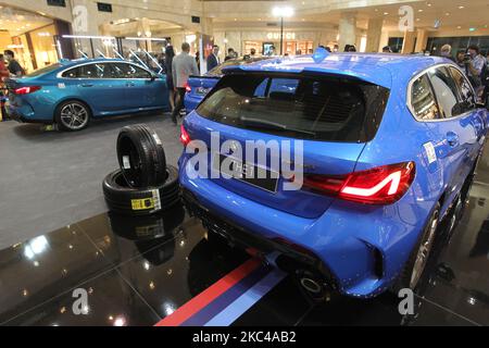 Ein Überblick über eine Veranstaltung von BMW Indonesia in Jakarta, Indonesien, am 20. November 2020. BMW Indonesien veranstaltete eine Ausstellung und stellte drei neue Fahrzeuge aus der BMW M-Serie vor. (Foto von Dasril Roszandi/NurPhoto) Stockfoto