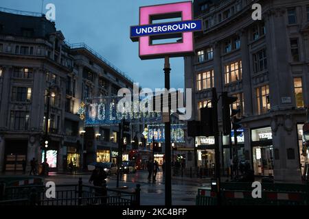 Temporäre Ersatz für die traditionellen Transport for London-Rundungen am Bahnhof Oxford Circus mit den Playstation-Buttons-Designs werden gesehen, wenn die PS5 am 20. November 2020 in London, England, in Großbritannien in den Handel kommt. Das Vereinigte Königreich unterliegt derzeit Sperrbeschränkungen für Coronavirus, in denen Pubs, Restaurants und nicht unbedingt erforderliche Einzelhändler bis Dezember 2 geschlossen werden sollen. Angesichts der hektischen Weihnachtszeit muss die britische Regierung noch bestätigen, ob traditionelle Feste Schieß los. gelingen werden. (Foto von Alberto Pezzali/NurPhoto) Stockfoto