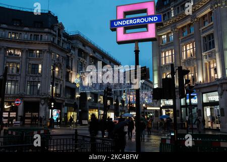 Temporäre Ersatz für die traditionellen Transport for London-Rundungen am Bahnhof Oxford Circus mit den Playstation-Buttons-Designs werden gesehen, wenn die PS5 am 20. November 2020 in London, England, in Großbritannien in den Handel kommt. Das Vereinigte Königreich unterliegt derzeit Sperrbeschränkungen für Coronavirus, in denen Pubs, Restaurants und nicht unbedingt erforderliche Einzelhändler bis Dezember 2 geschlossen werden sollen. Angesichts der hektischen Weihnachtszeit muss die britische Regierung noch bestätigen, ob traditionelle Feste Schieß los. gelingen werden. (Foto von Alberto Pezzali/NurPhoto) Stockfoto