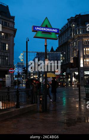 Temporäre Ersatz für die traditionellen Transport for London-Rundungen am Bahnhof Oxford Circus mit den Playstation-Buttons-Designs werden gesehen, wenn die PS5 am 20. November 2020 in London, England, in Großbritannien in den Handel kommt. Das Vereinigte Königreich unterliegt derzeit Sperrbeschränkungen für Coronavirus, in denen Pubs, Restaurants und nicht unbedingt erforderliche Einzelhändler bis Dezember 2 geschlossen werden sollen. Angesichts der hektischen Weihnachtszeit muss die britische Regierung noch bestätigen, ob traditionelle Feste Schieß los. gelingen werden. (Foto von Alberto Pezzali/NurPhoto) Stockfoto