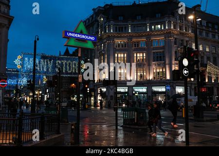 Temporäre Ersatz für die traditionellen Transport for London-Rundungen am Bahnhof Oxford Circus mit den Playstation-Buttons-Designs werden gesehen, wenn die PS5 am 20. November 2020 in London, England, in Großbritannien in den Handel kommt. Das Vereinigte Königreich unterliegt derzeit Sperrbeschränkungen für Coronavirus, in denen Pubs, Restaurants und nicht unbedingt erforderliche Einzelhändler bis Dezember 2 geschlossen werden sollen. Angesichts der hektischen Weihnachtszeit muss die britische Regierung noch bestätigen, ob traditionelle Feste Schieß los. gelingen werden. (Foto von Alberto Pezzali/NurPhoto) Stockfoto