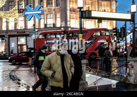 Temporäre Ersatz für die traditionellen Transport for London-Rundungen am Bahnhof Oxford Circus mit den Playstation-Buttons-Designs werden gesehen, wenn die PS5 am 20. November 2020 in London, England, in Großbritannien in den Handel kommt. Das Vereinigte Königreich unterliegt derzeit Sperrbeschränkungen für Coronavirus, in denen Pubs, Restaurants und nicht unbedingt erforderliche Einzelhändler bis Dezember 2 geschlossen werden sollen. Angesichts der hektischen Weihnachtszeit muss die britische Regierung noch bestätigen, ob traditionelle Feste Schieß los. gelingen werden. (Foto von Alberto Pezzali/NurPhoto) Stockfoto