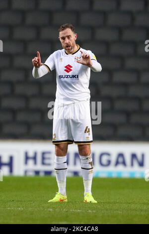 Milton Keynes Dons Richard Keogh während der zweiten Hälfte der Sky Bet League ein Spiel zwischen MK Dons und Hull City im Stadium MK, Milton Keynes am Samstag, den 21.. November 2020. (Foto von John Cripps/MI News/NurPhoto) Stockfoto