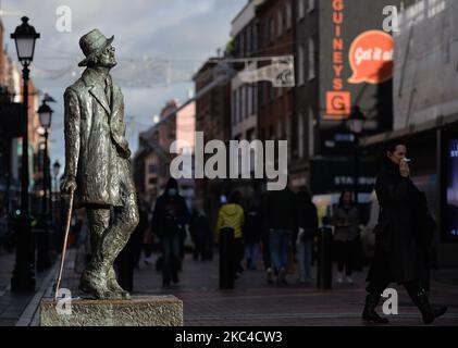 James Joyce Statue auf der North Earl Street, im Stadtzentrum von Dublin. Am Samstag, den 21. November 2020, in Dublin, Irland. (Foto von Artur Widak/NurPhoto) Stockfoto