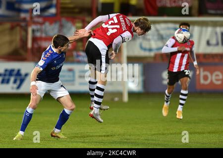 Bobby Grant von Oldham Athletic ist am Samstag, den 21.. November 2020, im Spiel der Sky Bet League 2 zwischen Exeter City und Oldham Athletic im St James' Park, Exeter, mit Alex Hartridge von Exeter City am Pult. (Foto von Eddie Garvey/MI News/NurPhoto) Stockfoto