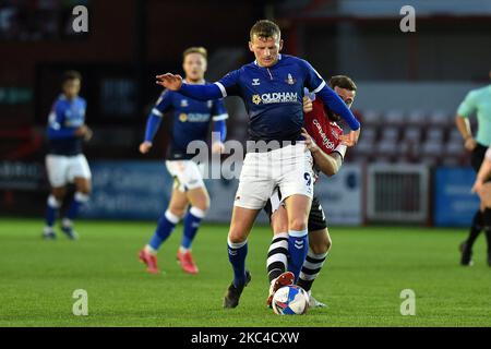 Danny Rowe von Oldham Athletic stelt mit Pierce Sweeney und Nicky Law während des Spiels der Sky Bet League 2 zwischen Exeter City und Oldham Athletic im St James' Park, Exeter, am Samstag, den 21.. November 2020. (Foto von Eddie Garvey/MI News/NurPhoto) Stockfoto