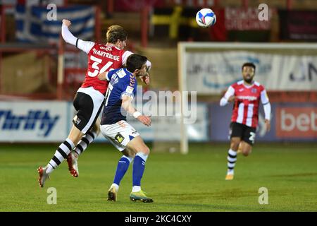 Bobby Grant von Oldham Athletic ist am Samstag, den 21.. November 2020, im Spiel der Sky Bet League 2 zwischen Exeter City und Oldham Athletic im St James' Park, Exeter, mit Alex Hartridge von Exeter City am Pult. (Foto von Eddie Garvey/MI News/NurPhoto) Stockfoto