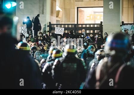 Die Polizei umzingelte die letzten Demonstranten, um sie am Ende der Demonstration am Samstag, dem 21. November 2020, zum Eingang der U-Bahn zurückzudrängen. Als mehrere tausend Menschen auf dem Trocadero-Platz in Paris demonstrierten, um gegen das Global Security Bill zu protestieren, das derzeit in der Nationalversammlung diskutiert wird. Zahlreiche Gruppen, die die Menschenrechte, die Freiheit und die Pressefreiheit verteidigen, hatten diese Demonstration gegen ein Gesetz gefordert, das die Verbreitung von Bildern französischer Polizeibeamter in sozialen Netzwerken verbieten soll. Am Ende der Demonstration kam es zu einigen Zusammenstößen. (Foto von Stockfoto