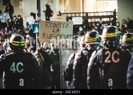 Die Polizei umzingelte die letzten Demonstranten, um sie am Ende der Demonstration am Samstag, dem 21. November 2020, zum Eingang der U-Bahn zurückzudrängen. Als mehrere tausend Menschen auf dem Trocadero-Platz in Paris demonstrierten, um gegen das Global Security Bill zu protestieren, das derzeit in der Nationalversammlung diskutiert wird. Zahlreiche Gruppen, die die Menschenrechte, die Freiheit und die Pressefreiheit verteidigen, hatten diese Demonstration gegen ein Gesetz gefordert, das die Verbreitung von Bildern französischer Polizeibeamter in sozialen Netzwerken verbieten soll. Am Ende der Demonstration kam es zu einigen Zusammenstößen. (Foto von Stockfoto