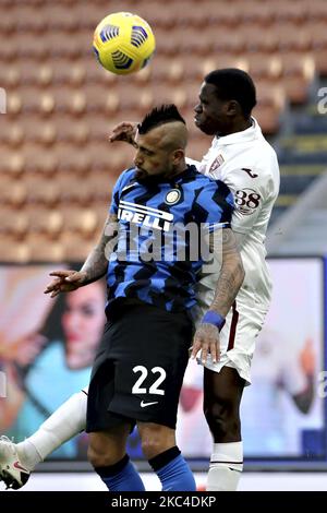 Arturo Vidal vom FC Internazionale kämpft während des Serie-A-Spiels zwischen dem FC Turin und dem FC Turin am 22. November 2020 im Stadio Giuseppe Meazza in Mailand um den Ball mit Wilfred Singo vom FC Turin. (Foto von Giuseppe Cottini/NurPhoto) Stockfoto